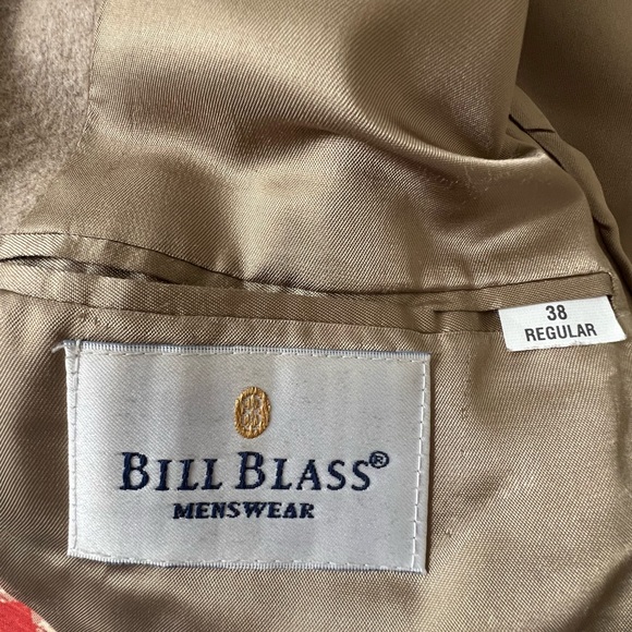 Suit coat is in perfect condition. Such nice detailing Great quality - Picture 5 of 5